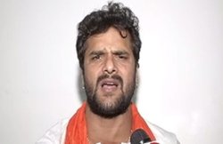 Muzaffarpur: ‘भगदड़ मचाने का काम खुद करते हैं बदनाम मुझे करते हैं’, मीडिया पर भड़के Khesari Lal Yadav