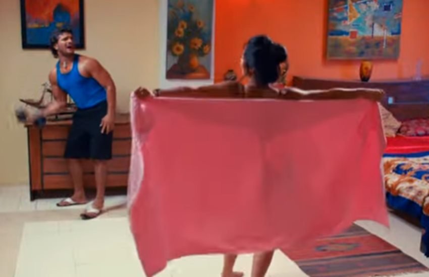 गाने के एक सीन में खेसारी लाल यादव और शुभी शर्मा। (फोटो सोर्स-वीडियो स्नैप शॉट)