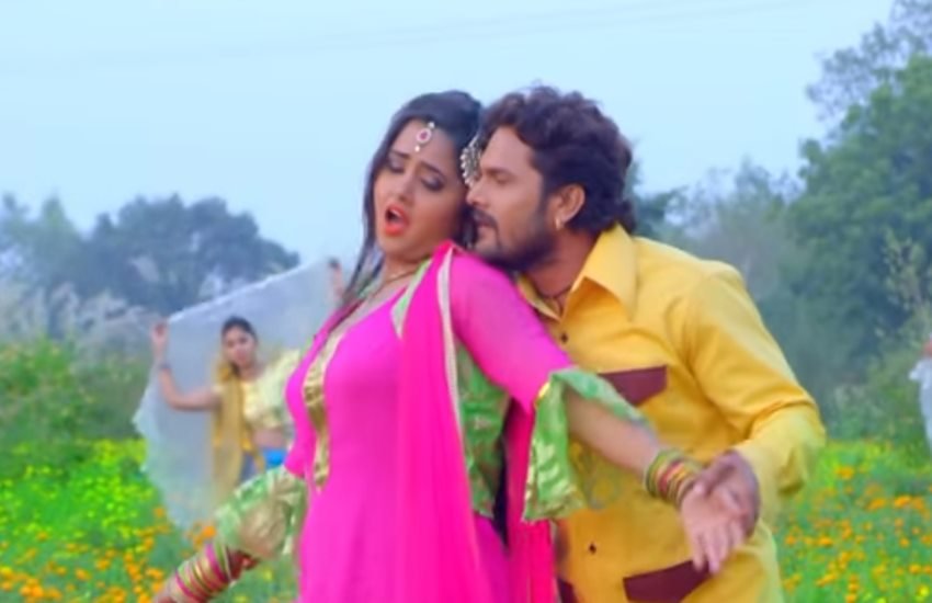 'आसमान के चंदा' गाने में खेसारी लाल और काजल राघवानी। (फोटो सोर्स-वीडियो स्नैप शॉट)