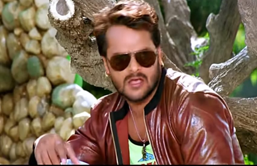 भोजपुरी संगीत प्रेमी खेसारी लाल यादव के नाम से परिचित होंगे। कभी गरीबी में दिल्ली की सड़कों पर रेहड़ी लगाकर लिट्टी-चोखा बेचने वाला शख्स आज भोजपुरी के सुपरस्टार के तौर जाना पहचाना जाता है। 6 मार्च 1986 को जन्मे खेसारी सात भाइयों में से एक हैं। वह दो बच्चों के पिता भी हैं। गायकी के रूप में खेसारी लाल की पहली एल्बम 'मलाई भेटाई मेला में' रिलीज़ हुई थी। इसके बाद साल 2012 की फिल्म 'साजन चले ससुराल' में उनके अभिनय ने भोजपुरी फिल्म इंडस्ट्री में एक नई पहचान दी। सुपरस्टार की। खेसारी लाल भोजपुरी के उन सुपरस्टार्स में शामिल हैं जिनकी फिल्मों से लेकर गाने तक इंटरनेट पर अपनी एक अलग धमक बनाए हुए हैं। उनका कोई भी गाना इंटरनेट पर अपलोड होते ही कुछ ही घंटों में कई लाखों में व्यूज इकट्ठा कर लेते हैं। इस बात से अंदाजा लगाया जा सकता है कि वह भोजपुरी गीत-संगीत प्रेमियों के बीच कितनी पैठ बनाए हुए हैं। खास करके उत्तर भारतीय राज्यों में उनकी काफी लोकप्रियता है। यहां हम खेसारी लाल के उन सर्वश्रेष्ठ गानों की चर्चा करने जा रहे हैं जिनके व्यूज करोड़ों में आए।