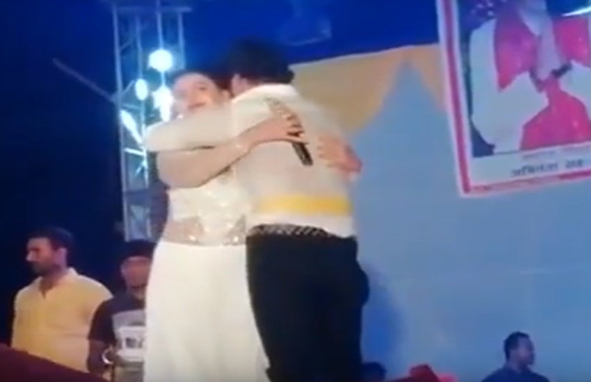 खेसारी लाल यादव और अक्षरा सिंह भोजपुरी फिल्मों के बड़े स्टार्स हैं। (फोटो सोर्स- वीडियो स्नैप)