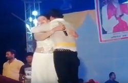 जब गाते-गाते स्टेज पर रो पड़े Khesari Lal Yadav, अक्षरा सिंह ने लगा लिया गले