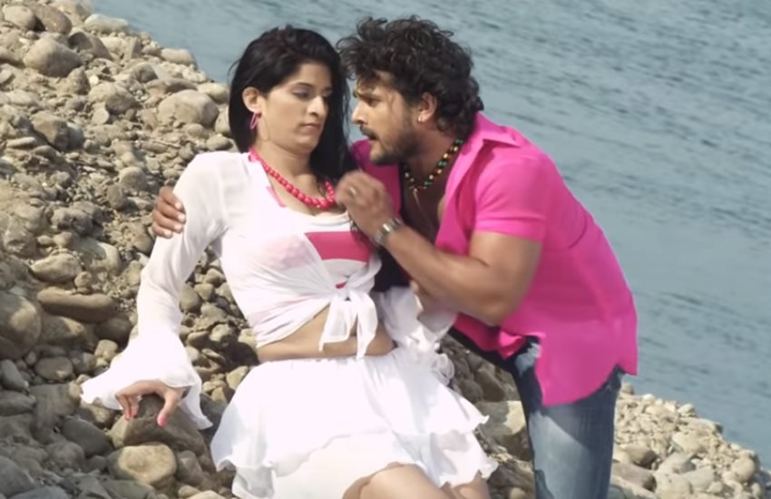 गाने में खेसारी संग पूनम दुबे। (फोटो सोर्स-वीडियो स्नैप शॉट)