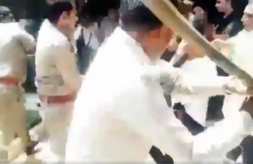 लाल कुर्ती थाने में जमकर भांजी गईं लाठियां। फोटो सोर्स: वीडियो स्क्रीनशॉट