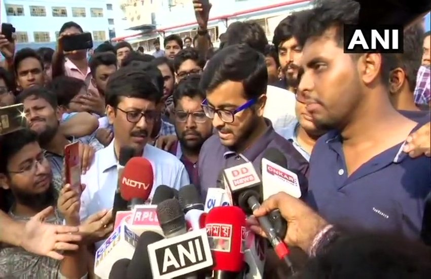 कोलकाता के एनआसएस मेडिकल कॉलेज के हड़ताली जूनियर डॉक्टर्स मीडिया से बात करते हुए। (फोटो-ANI)