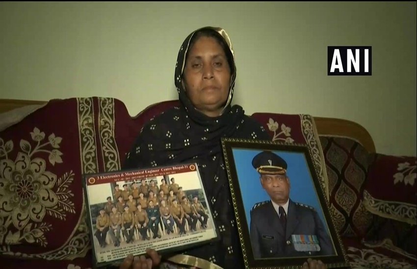 मोहम्मद सनाउल्लाह के परिवार वाले उनके भारतीय होने के प्रमाण दिखाते (फोटो सोर्स: ANI) 