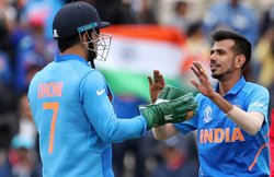 ग्लव्स विवाद पर पाकिस्तान के मंत्री का निशाना, कहा- महाभारत नहीं, क्रिकेट खेलने इंग्लैंड गए हैं धोनी