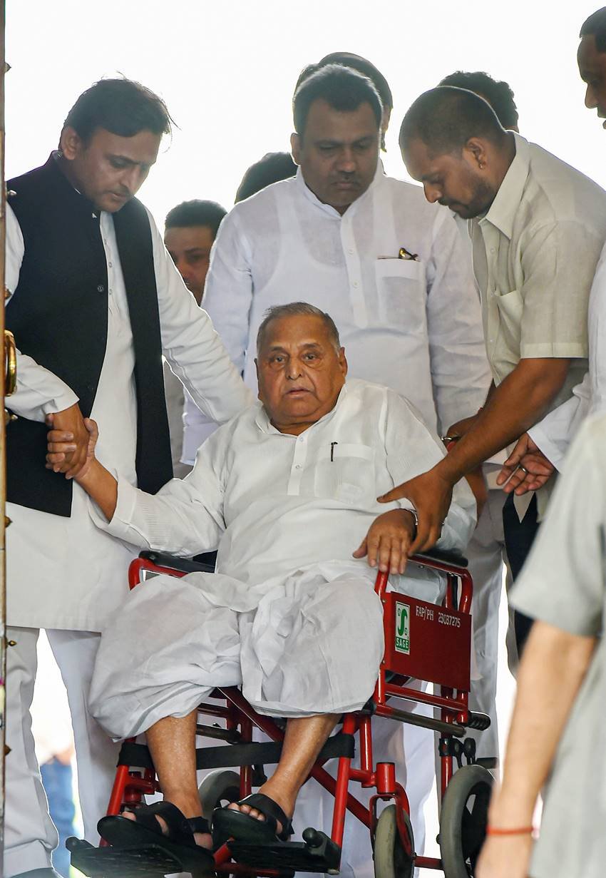 संसद के पहले सत्र में मुलायम सिंह व्हीलचेयर पर दिखाई दिए। उनके बेटे अखिलेश उन्हें सहारा देते नजर आए।