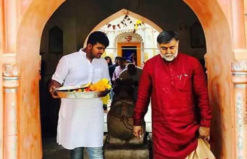 केंद्रीय मंत्री प्रहलाद पटेल अपने बेटे प्रबल पटेल के साथ।
(फोटो सोर्स : Facebook)