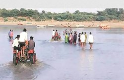 Madhya pradesh: बच्चों को बचाने के लिए मां ने लगा दी नर्मदा नदी में छलांग, तीनों की डूबकर मौत