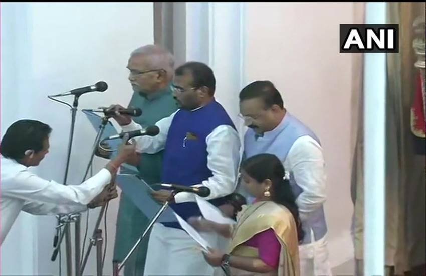 राज्यपाल लालजी टंडन ने मंत्रियों को पद और गोपनीयता की शपथ दिलाई। (फोटोः एएनआई)
राज्यपाल लालजी टंडन ने मंत्रियों को पद और गोपनीयता की शपथ दिलाई। (फोटोः एएनआई)