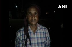 UP: मरीज पर जा गिरा नशे में झूमता डॉक्टर, भीड़ ने कर दी पिटाई, रिश्वत मांगने का भी आरोप