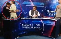 Video: पाकिस्तान में लाइव डिबेट में नेता ने पत्रकार की कर डाली धुनाई