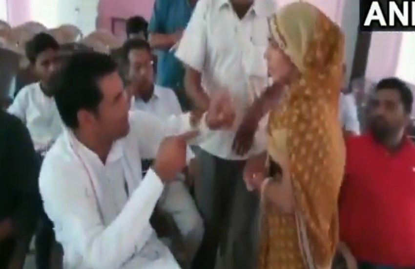 थप्पड़ मरती महिला सदस्य 
(फोटो सोर्स - ANI)