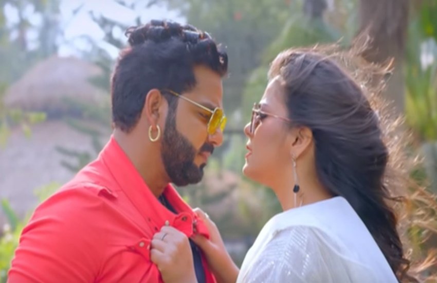 निधि झा और पवन सिंह भोजपुरी के जाने माने कलाकार हैं। (फोटो सोर्स-वीडियो स्नैप शॉट)