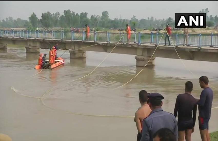 pick up van fell in canal