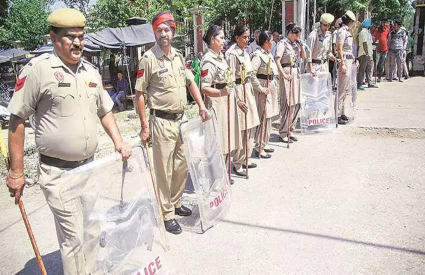 पठानकोट में सत्र अदालत ने सांजी राम और दो अन्य लोगों को बच्ची के सामूहिक बलात्कार एवं हत्या के मामले में सोमवार को आजीवन कारावास की सजा सुनाई थी। इस मामले ने पूरे देश को हिलाकर रख दिया था।
यह मामला 27 जनवरी 2018 को अपराध शाखा को सौंपा गया था। जल्ला को मामले की जांच सौंपी गई थी। (प्रतीकात्मक तस्वीर)