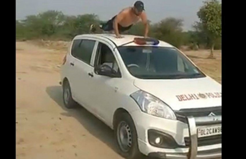 दिल्ली पुलिस की गाड़ी 
(फोटो सोर्स - सोशल मीडिया)