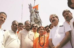 कोर्ट ने बुलाया तो बताया बीमार, इधर काजी के घर गईं, महाराणा प्रताप जयंती में भी शामिल हुईं साध्वी प्रज्ञा सिंह ठाकुर