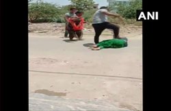 Punjab: कांग्रेस नेता के भाई ने सरेआम की महिला को पीटा, पैसे के लेन-देन में बरसाए डंडे