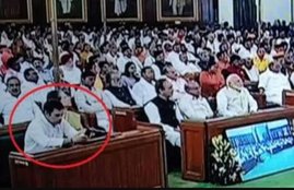 president of India, Ram Nath Kovind, joint sitting of Parliament, Congress President, busy on mobile, mandate for India's development, PM modi, Parliament Session, parliament, parliament live, parliament today, parliament today live news, parliament live news, parliament session, ramnath kovind, ram nath kovind india news, Hindi news, news in Hindi, latest news, today news in Hindi