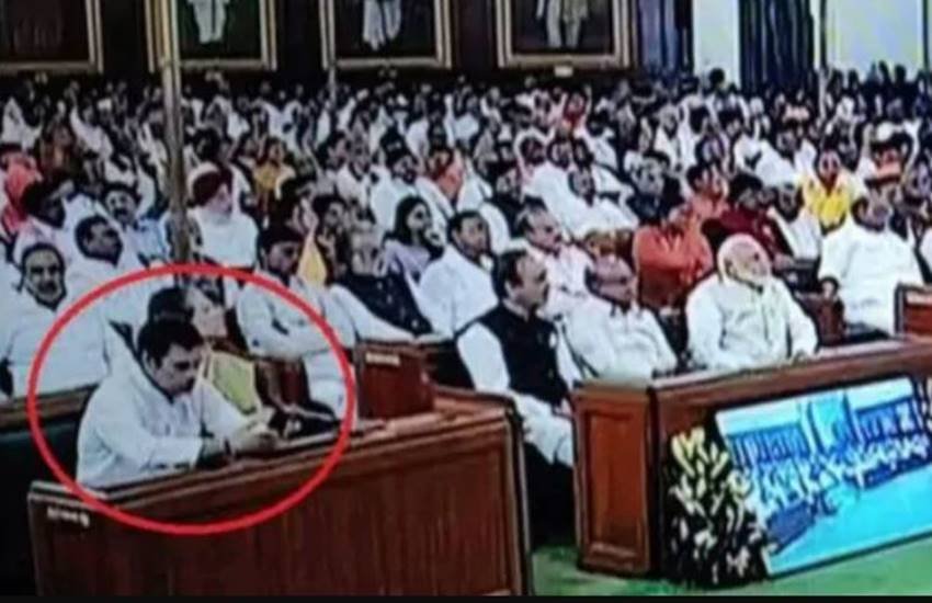 president of India, Ram Nath Kovind, joint sitting of Parliament, Congress President, busy on mobile, mandate for India's development, PM modi, Parliament Session, parliament, parliament live, parliament today, parliament today live news, parliament live news, parliament session, ramnath kovind, ram nath kovind india news, Hindi news, news in Hindi, latest news, today news in Hindi
