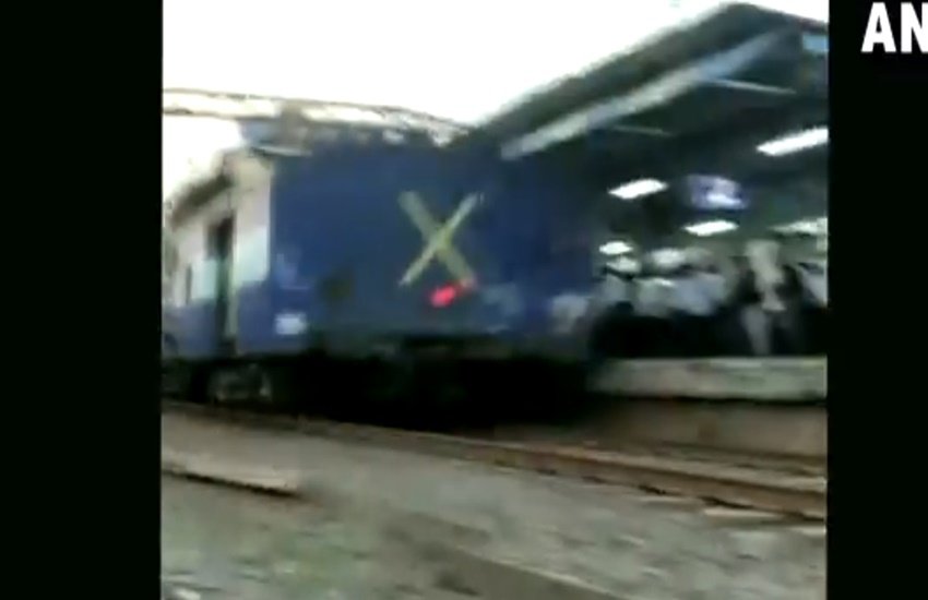 ट्रेन और प्लेटफार्म के बीच फंसा आदमी 
(फोटो सोर्स - ANI)