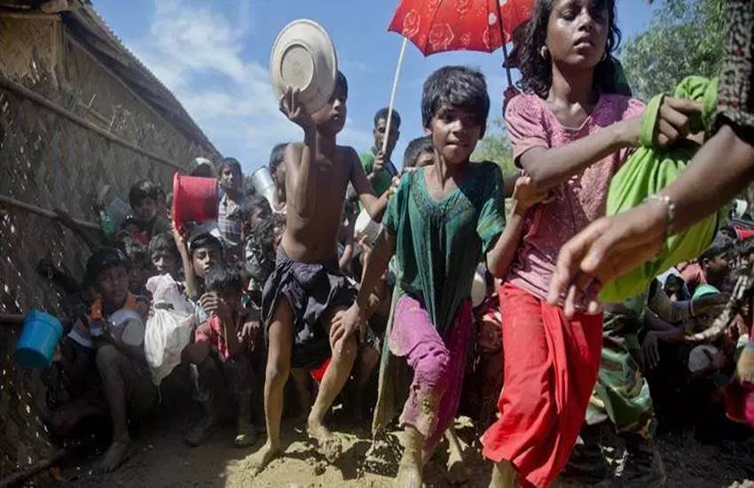 हिंग्या बच्चों को बांग्लादेश के स्थानीय स्कूलों में पढ़ाई से वंचित होना पड़ा है। इनमें से कई बच्चों को पढ़ाई के लिए अब मदरसों का रुख करना पड़ा है। 
