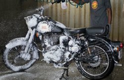Royal Enfield ने बाइक धुलने के लिए शुरु किया ड्राय वॉश सिस्टम! हर महीने बचाएगा 18 लाख लीटर पानी
