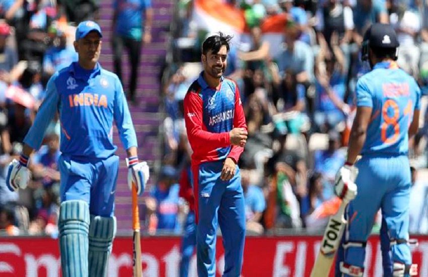 रन आउट होने से बाल-बाल बचे केदार जाधव (फोटो सोर्स-AP)