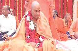 बीयर और डांस बार चलाता था, अचानक बना था महामंडलेश्वर तब हुआ खूब विवाद