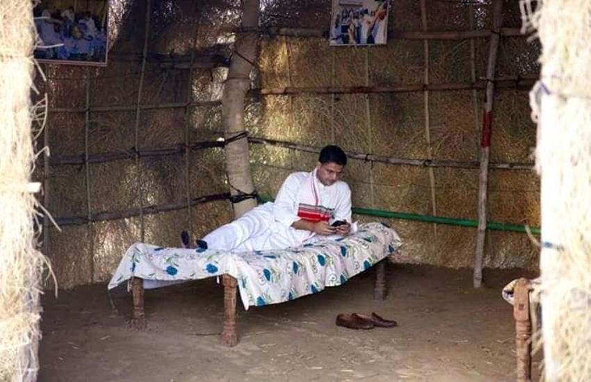 सचिन पायलट रविवार रात पायलट कसेला गांव पहुंचे और किसान जयकिशन के खेत में रुके।