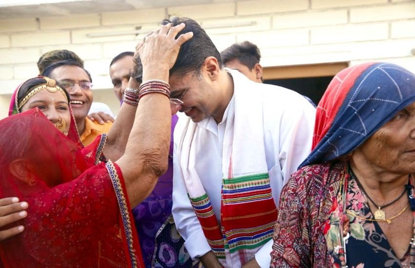 सोमवार सुबह सचिन पायलट ने ग्रामीणों से मुलाकात की।