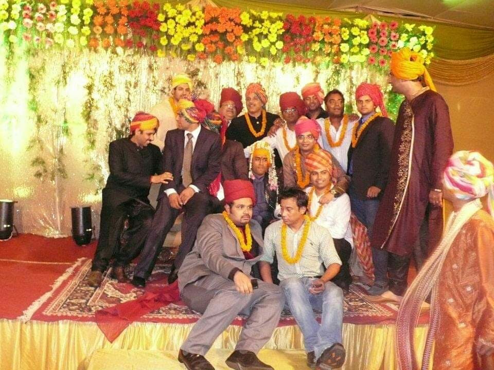 धोनी और साक्षी की मुलाकात एक होटल में हुई थीं। कोलकाता के होटल में साक्षी होटल मैनेजमेंट की इंटर्नशिप कर रही थीं जबकि धोनी वहां के ईडन गार्डन्स में मैच खेलने गए थे।