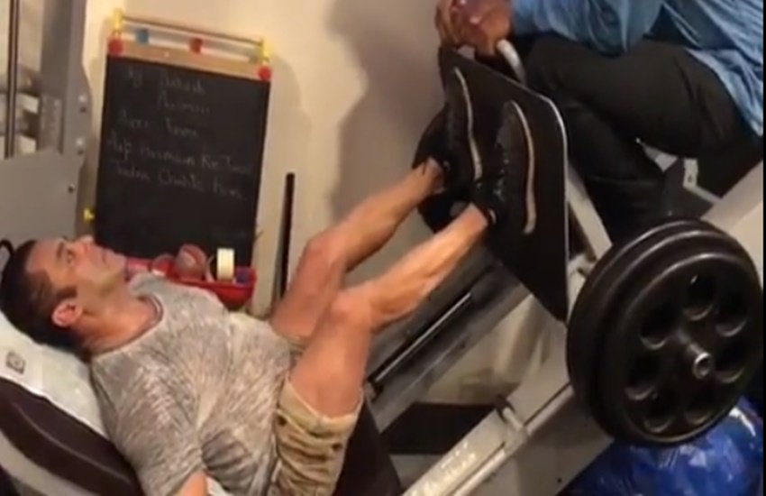 जिम में वर्कआउट करते सलमान खान। (फोटो सोर्स-वीडियो स्नैप शॉट)