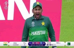 India vs Pakistan, ICC World Cup 2019: हाई टेंशन मैच में जम्हाई लेते नजर आए पाक कप्तान सरफराज! जमकर उड़ा मजाक
