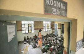 UP, Agra, basic education department, safai karmcharis, cleaner, classroom, school premises, forced to clean, india news, Hindi news, news in Hindi, latest news, today news in Hindi