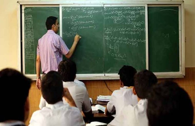 Noida: 17 स्कूलों पर लगा 8.30 लाख रुपए का जुर्माना, मनमानी फीस वसूलने का आरोप