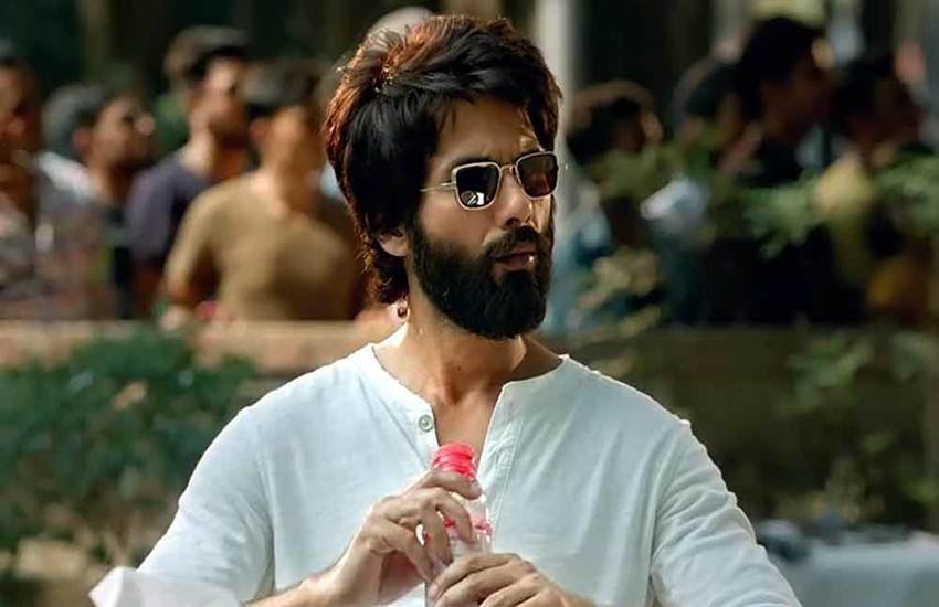 shahid kapoor, kabir singh, kiara advani, arjun reddy, vijay devrakonda, sundeep vanga, shaandaar, alia bhatt, शाहिद कपूर, शानदार, कबीर सिंह, सना कपूर, पंकज कपूर, आलिया भट्ट, तेलुगू फिल्म अर्जुन रेड्डी, सोहम मजूमदार, सुरेश ओबेरॉय, अर्जन बाजवा