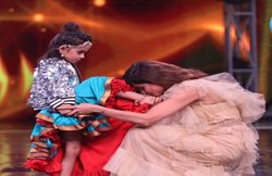Super Dancer Chapter 3 की विजेता रूपसा बतब्याल के शिल्पा शेट्टी ने चूमे पैर, सोशल मीडिया ने यूं बरसाया प्यार