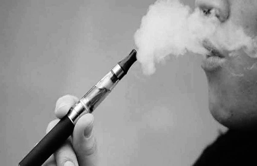 ई-सिगरेट एक बैटरी संचालित यंत्र है जो तरल निकोटीन, प्रोपलीन, ग्लाइकॉल, पानी, ग्लिसरीन के मिश्रण को गर्म करके एक एअरोसोल बनाता है। (प्रतीकात्मक तस्वीर) ई-सिगरेट एक बैटरी संचालित यंत्र है जो तरल निकोटीन, प्रोपलीन, ग्लाइकॉल, पानी, ग्लिसरीन के मिश्रण को गर्म करके एक एअरोसोल बनाता है। (प्रतीकात्मक तस्वीर)