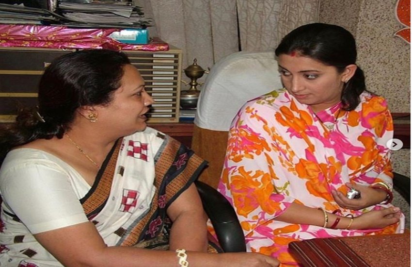 महिला-बाल विकास और कपड़ा मंत्री स्मृति ईरानी और भाजपा नेता दर्शना जोरदोश। (फोटो-सोशल मीडिया)