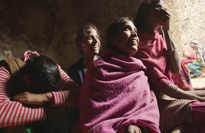 पीरियड : एंड ऑफ सेंटेंस की स्नेहा और सुमन (फोटो सोर्स: इंडियन एक्सप्रेस)
