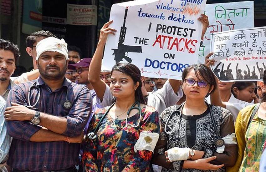  पश्चिम बंगाल में जूनियर डॉक्टर 11 जून से हड़ताल पर थे। (फोटोः पीटीआई)
