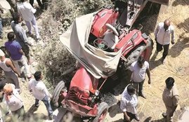 tractor trolley hit auto rickshaw