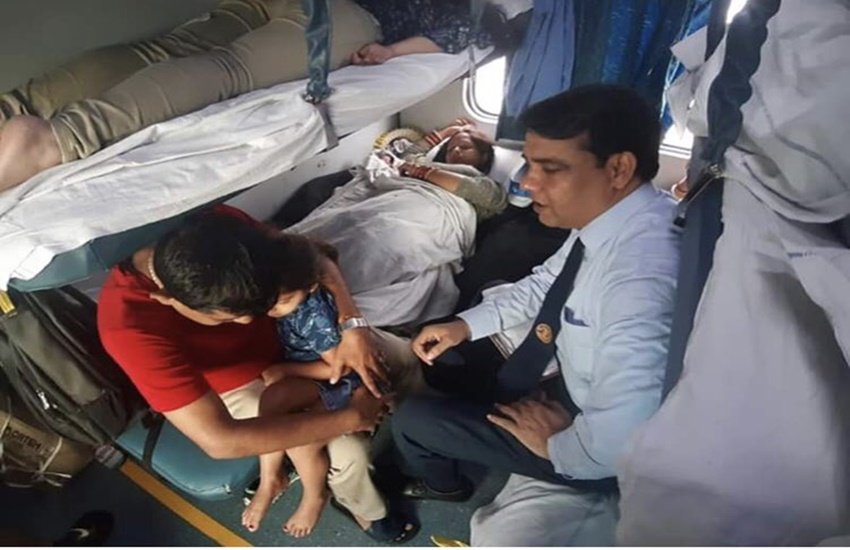 टीटीई कार्यरत एचएस राणा (फोटो सोर्स: ट्विटर - मिनिस्ट्री ऑफ रेलवेज)