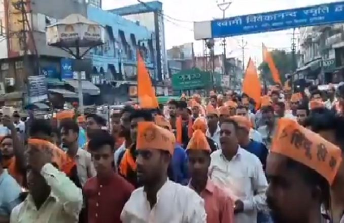 यूपी: मुरादाबाद में बीच सड़क पर हिंदुओं ने की हनुमान आरती