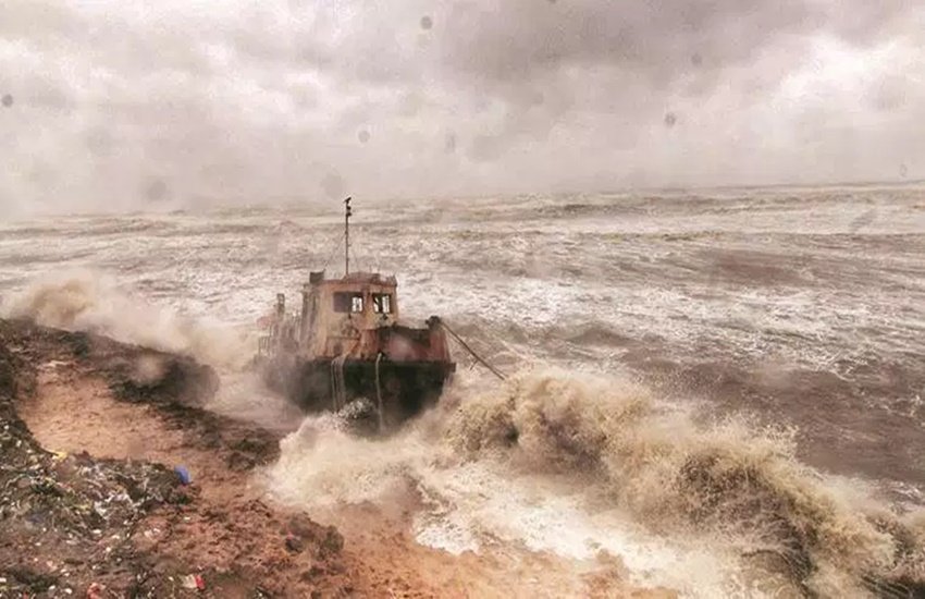 गुजरात के तटीय बेल्ट पर तेज हवाएं, ज्वार और बारिश (फोटो सोर्स: इंडियन एक्सप्रेस - जावेद राजा)