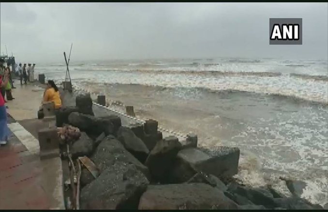 Cyclone Vayu के दौरान जरूरी पड़े मदद, तो इन इमरजेंसी हेल्पलाइन नंबर्स पर करें कॉल