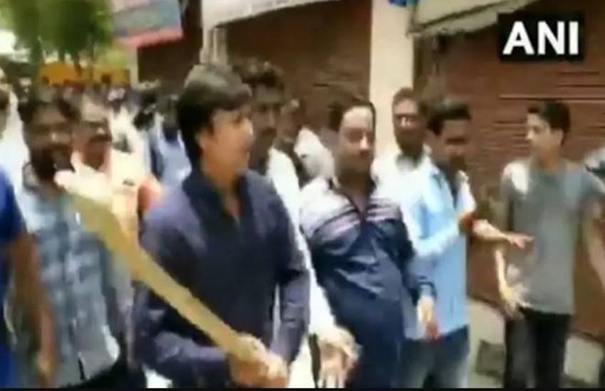 Indore news, ICU, municapal officer, BJP leader Kailash Vijayvargiya, Akash vijayvargiya, bat on municipal officer, mla akash vijayvargiya, indore city, viral video, india news, Hindi news, news in Hindi, latest news, today news in Hindi
